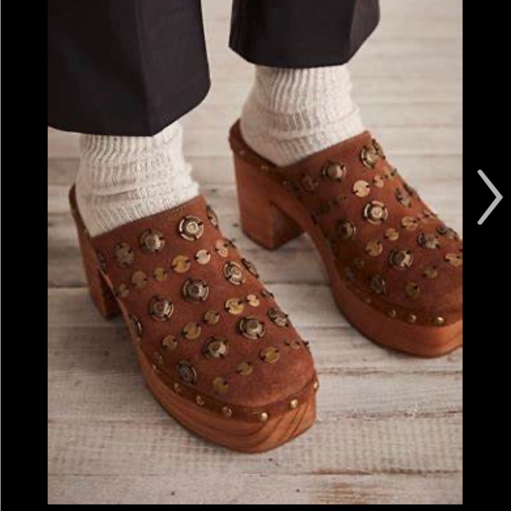 Claudia clogs Brown Studded Platform Mules